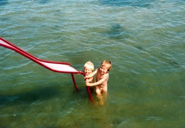 STRANDVEJEN - LYSTRUP STRAND, badebro med rutschebane i 1970erne.jpg